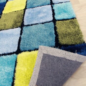 Koberec LUDVIG 80x150 cm ocenia predovšetkým tí, ktorí často chodia bosí. Je príjemný na dotyk, preto sa budú vaše chodidlá cítiť ako v bavlnke. Vyrobený je zo 100% polyesteru. Kombinácia svetlomodrej, tmavomodrej, zelenej a tyrkysovej bude prvé, čo si po vstupe do miestnosti všimnete. Geometrický…