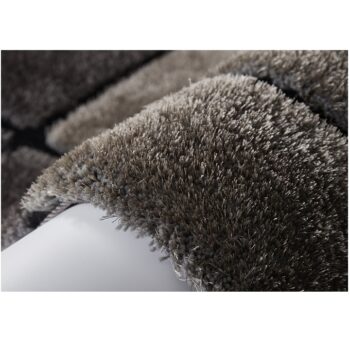 Koberec LUDVIG TYP 2 je moderným kúskom, ktorý dokonale zavŕši každý dizajn a zútulní Váš domov. Jeho povrch je taký príjemný na dotyk, že po ňom budete chcieť stále chodiť bosí. Jeho hebkosť a jemnosť je spôsobená materiálom, z ktorého je zhotovený - 100% polyester. Vďaka širokej škále odtieňov…