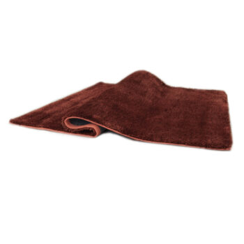 Koberec, ktorý vo Vás zanechá silné emócie. Svojou bordovohnedou farbou Vás koberec LUMA vtiahne do svojej hĺbky a opantá Vaše zmysly. Nežne Vás pohladí svojím jemným povrchom, nakoľko je vyrobený zo 100% polyesteru. Výborne zvýrazní potenciál podlahy i celého interiéru. Rozmery koberca majú (ŠxD):…