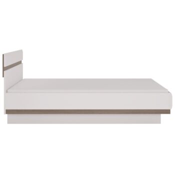 Predstavujeme vám manželskú posteľ s roštom Lynatet 97 140 v elegantnom prevedení dub sonoma truflový a biely lesk. Táto moderná posteľ je ideálnym riešením pre tých, ktorí hľadajú štýlové a funkčné vybavenie do svojej spálne. S celkovou plochou na spanie 140 x 200 cm poskytuje dostatok…