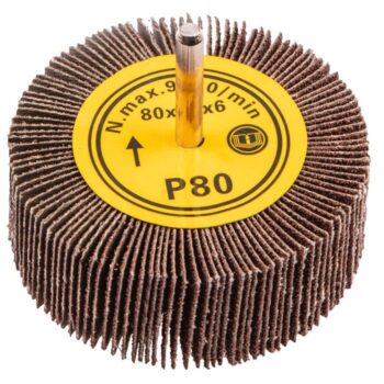 Lamelový kotúč s priemerom 80 mm a šírkou 30 mm, používaný na brúsenie drevených, kovových a plastových povrchov. Brúsny kotúč je vyrobený z odolných, flexibilných čepelí vyrobených z brúsneho plátna, vďaka čomu sa dokonale prispôsobí opracovávanému povrchu. Listy sú pripevnené na montážnom vretene s priemerom 6 mm, čo umožňuje použitie brúsneho kotúča vpredu brúsky, vŕtačky a skrutkovača. Výrobok využíva uzavretý násyp, ktorého povrch je pokrytý 100% brúsnym zrnom, čo zaručuje zvýšenú odolnosť výrobkov a presnosť opracovania. Substrát je vyrobený z pevnej tkaniny typu X, určenej na strojové brúsenie.