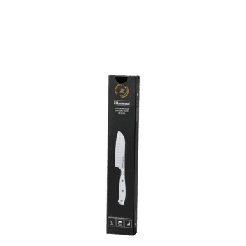 Nôž Santoku s čepeľou dlhou 12,8 cm je podľa Japoncov skvelý na 3 činnosti – krájanie, sekanie a drvenie. Môže za to práve čepeľ, ktorá je dostatočne široká, ale aj mierne hrubšia. A do jej tela sme pridali aj pár rýh. Keď s ňou krájate mrkvu, nelepí sa vám na nôž, ale padá na pracovnú dosku. Širokú čepeľ zároveň využijete aj ako lopatku – naberiete nakrájané mäso či zeleninu a vhodíte do hrnca. Línia Premium poteší náročnejšieho domáceho kuchára. Jej cieľom je spojiť prvotriednu kvalitu materiálov s príťažlivým dizajnom. Čepeľ z kvalitnej nemeckej ocele s tvrdosťou HRC55±2 kalená v ľade lepšie odoláva korózii a má dlhšiu životnosť. Ergonomickú rúčku tvorí veľmi tvrdý a pevný POM plast. Nože balíme do vystlaného čierneho boxu. Ak máte vo svojom okolí vášnivého kuchára, práve ste preňho objavili skvelý darček.