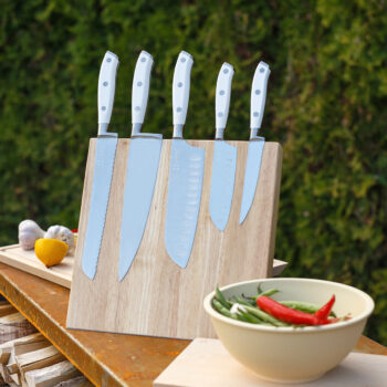 Nôž Santoku s čepeľou dlhou 12,8 cm je podľa Japoncov skvelý na 3 činnosti – krájanie, sekanie a drvenie. Môže za to práve čepeľ, ktorá je dostatočne široká, ale aj mierne hrubšia. A do jej tela sme pridali aj pár rýh. Keď s ňou krájate mrkvu, nelepí sa vám na nôž, ale padá na pracovnú dosku. Širokú čepeľ zároveň využijete aj ako lopatku – naberiete nakrájané mäso či zeleninu a vhodíte do hrnca. Línia Premium poteší náročnejšieho domáceho kuchára. Jej cieľom je spojiť prvotriednu kvalitu materiálov s príťažlivým dizajnom. Čepeľ z kvalitnej nemeckej ocele s tvrdosťou HRC55±2 kalená v ľade lepšie odoláva korózii a má dlhšiu životnosť. Ergonomickú rúčku tvorí veľmi tvrdý a pevný POM plast. Nože balíme do vystlaného čierneho boxu. Ak máte vo svojom okolí vášnivého kuchára, práve ste preňho objavili skvelý darček.