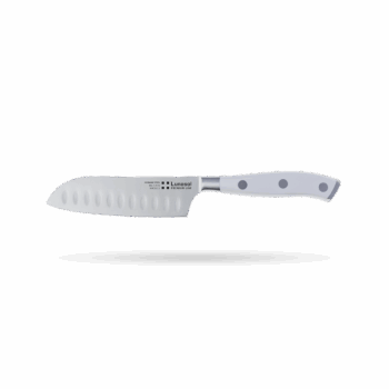 Nôž Santoku s čepeľou dlhou 12,8 cm je podľa Japoncov skvelý na 3 činnosti – krájanie, sekanie a drvenie. Môže za to práve čepeľ, ktorá je dostatočne široká, ale aj mierne hrubšia. A do jej tela sme pridali aj pár rýh. Keď s ňou krájate mrkvu, nelepí sa vám na nôž, ale padá na pracovnú dosku. Širokú čepeľ zároveň využijete aj ako lopatku – naberiete nakrájané mäso či zeleninu a vhodíte do hrnca. Línia Premium poteší náročnejšieho domáceho kuchára. Jej cieľom je spojiť prvotriednu kvalitu materiálov s príťažlivým dizajnom. Čepeľ z kvalitnej nemeckej ocele s tvrdosťou HRC55±2 kalená v ľade lepšie odoláva korózii a má dlhšiu životnosť. Ergonomickú rúčku tvorí veľmi tvrdý a pevný POM plast. Nože balíme do vystlaného čierneho boxu. Ak máte vo svojom okolí vášnivého kuchára, práve ste preňho objavili skvelý darček.
