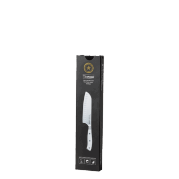 Nôž Santoku s čepeľou dlhou 17,8 cm je podľa Japoncov skvelý na 3 činnosti – krájanie, sekanie a drvenie. Môže za to práve čepeľ, ktorá je dostatočne široká, ale aj mierne hrubšia. A do jej tela sme pridali aj pár rýh. Keď s ňou krájate mrkvu či cuketu, nelepí sa vám na nôž, ale padá na pracovnú dosku. Širokú čepeľ zároveň využijete aj ako lopatku – naberiete nakrájané mäso či zeleninu a vhodíte do hrnca. Línia Premium poteší náročnejšieho domáceho kuchára. Jej cieľom je spojiť prvotriednu kvalitu materiálov s príťažlivým dizajnom. Čepeľ z kvalitnej nemeckej ocele s tvrdosťou HRC55±2 kalená v ľade lepšie odoláva korózii a má dlhšiu životnosť. Ergonomickú rúčku tvorí veľmi tvrdý a pevný POM plast. Nože balíme do vystlaného čierneho boxu. Ak máte vo svojom okolí vášnivého kuchára, práve ste preňho objavili skvelý darček.