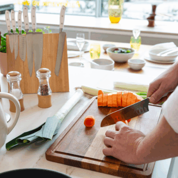 Nôž Santoku s čepeľou dlhou 17,8 cm je podľa Japoncov skvelý na 3 činnosti – krájanie, sekanie a drvenie. Môže za to práve čepeľ, ktorá je dostatočne široká, ale aj mierne hrubšia. A do jej tela sme pridali aj pár rýh. Keď s ňou krájate mrkvu či cuketu, nelepí sa vám na nôž, ale padá na pracovnú dosku. Širokú čepeľ zároveň využijete aj ako lopatku – naberiete nakrájané mäso či zeleninu a vhodíte do hrnca. Línia Premium poteší náročnejšieho domáceho kuchára. Jej cieľom je spojiť prvotriednu kvalitu materiálov s príťažlivým dizajnom. Čepeľ z kvalitnej nemeckej ocele s tvrdosťou HRC55±2 kalená v ľade lepšie odoláva korózii a má dlhšiu životnosť. Ergonomickú rúčku tvorí veľmi tvrdý a pevný POM plast. Nože balíme do vystlaného čierneho boxu. Ak máte vo svojom okolí vášnivého kuchára, práve ste preňho objavili skvelý darček.