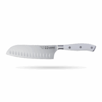 Nôž Santoku s čepeľou dlhou 17,8 cm je podľa Japoncov skvelý na 3 činnosti – krájanie, sekanie a drvenie. Môže za to práve čepeľ, ktorá je dostatočne široká, ale aj mierne hrubšia. A do jej tela sme pridali aj pár rýh. Keď s ňou krájate mrkvu či cuketu, nelepí sa vám na nôž, ale padá na pracovnú dosku. Širokú čepeľ zároveň využijete aj ako lopatku – naberiete nakrájané mäso či zeleninu a vhodíte do hrnca. Línia Premium poteší náročnejšieho domáceho kuchára. Jej cieľom je spojiť prvotriednu kvalitu materiálov s príťažlivým dizajnom. Čepeľ z kvalitnej nemeckej ocele s tvrdosťou HRC55±2 kalená v ľade lepšie odoláva korózii a má dlhšiu životnosť. Ergonomickú rúčku tvorí veľmi tvrdý a pevný POM plast. Nože balíme do vystlaného čierneho boxu. Ak máte vo svojom okolí vášnivého kuchára, práve ste preňho objavili skvelý darček.