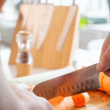 Nôž Santoku s čepeľou dlhou 17,8 cm je podľa Japoncov skvelý na 3 činnosti – krájanie, sekanie a drvenie. Môže za to práve čepeľ, ktorá je dostatočne široká, ale aj mierne hrubšia. A do jej tela sme pridali aj pár rýh. Keď s ňou krájate mrkvu či cuketu, nelepí sa vám na nôž, ale padá na pracovnú dosku. Širokú čepeľ zároveň využijete aj ako lopatku – naberiete nakrájané mäso či zeleninu a vhodíte do hrnca. Línia Premium poteší náročnejšieho domáceho kuchára. Jej cieľom je spojiť prvotriednu kvalitu materiálov s príťažlivým dizajnom. Čepeľ z kvalitnej nemeckej ocele s tvrdosťou HRC55±2 kalená v ľade lepšie odoláva korózii a má dlhšiu životnosť. Ergonomickú rúčku tvorí veľmi tvrdý a pevný POM plast. Nože balíme do vystlaného čierneho boxu. Ak máte vo svojom okolí vášnivého kuchára, práve ste preňho objavili skvelý darček.