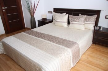 Luxusný prehoz na posteľ svetlo béžový Šírka: 220 cm | Dĺžka: 240 cm Šírka: 220 cm | Dĺžka: 240 cm