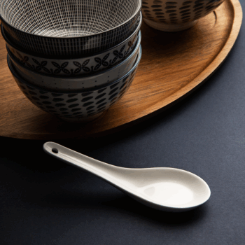 Univerzálna lyžica na ryžu z porcelánu v minimalistickom dizajne je vhodná pre všetky príležitosti spojené so stolovaním. Tento porcelán ocenia nároční zákazníci v každej domácnosti. Lyžica je vhodná do umývačky riadu aj mikrovlnnej rúry.