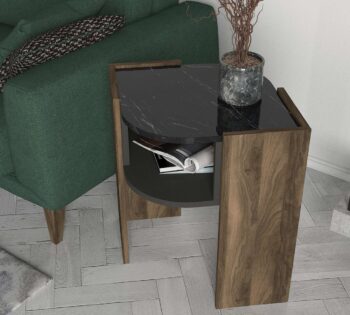 MABEL - Luxusný príručný stolík pre vašu obývaciu izbuPredstavujeme vám MABEL - elegantný a luxusný príručný stolík, ktorý je dokonalým doplnkom pre vašu obývaciu izbu. Tento stolík je vyrobený z kvalitného LTD materiálu a vyniká kombináciou orecha a mramoru, čo mu dodáva sofistikovaný a príťažlivý vzhľad.Typ tovaru: Príručný stolíkMateriál: LTDRozmer: 22 x 60 x 22 cmFarba: Orech + mramorVybavenie: Odkladacie policeŠtýl: LuxusnéTvar: ŠtvorcovýHrúbka materiálu: 18 mmDodatočné informácie: Dodávame v demonteStolík MABEL sa pýši svojim luxusným dizajnom a štvorcovým tvarom, ktorý je nielen praktický, ale aj esteticky atraktívny. Vďaka odkladacej polici ponúka dostatok priestoru pre vaše knihy, časopisy či dekorácie. Robustný LTD materiál s hrúbkou 18 mm zaisťuje dlhú životnosť a pevnosť tohto stolíka.Objednajte si príručný stolík MABEL ešte dnes a pridajte do svojej obývačky štýlový a funkčný nábytok, ktorý zaujme každého návštevníka. Dodávame v demonte, čo umožňuje jednoduchú prepravu a jednoduchú montáž.