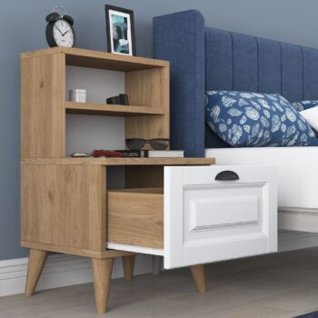 Nočný stolík MABEL – štýlový a praktický doplnok do vašej spálneNočný stolík MABEL je dokonalým spojením elegancie a funkčnosti. Kombinácia bielej farby a dekoru orecha dodáva spálni moderný a útulný vzhľad, zatiaľ čo praktické usporiadanie zásuvky a regálku poskytuje dostatok miesta pre vaše nevyhnutnosti.Hlavné vlastnosti nočného stolíka MABEL:Materiál: melamín a VT laminát – odolný povrch, ktorý sa ľahko udržuje.Rozmery: 74,4 x 45 x 40 cm – ideálna veľkosť pre umiestnenie vedľa postele.Farba: kombinácia bielej a orecha, ktorá skvele ladí s moderným aj klasickým interiérom.Vybavenie:1 zásuvka na diskrétne uloženie drobností alebo dokumentov.Regálik pre knihy, časopisy alebo dekorácie.Hrúbka materiálu: 18 mm – pevná a stabilná konštrukcia.Membránové MDF dvierka dodávajú stolíku sofistikovaný vzhľad a vysokú odolnosť.Dodávame v demontovanom stave s prehľadným montážnym návodom.Nočný stolík MABEL je navrhnutý tak, aby spĺňal všetky potreby modernej spálne. Ponúka praktické úložné riešenie a zároveň pôsobí ako štýlový prvok vášho interiéru.Obohaťte svoju spálňu nočným stolíkom MABEL – elegantný a praktický doplnok pre každý deň!