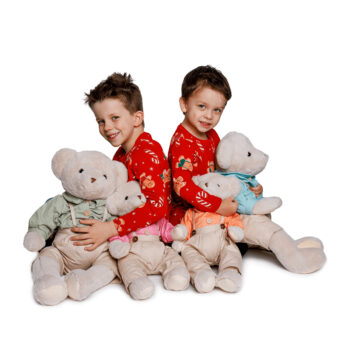 Plyšový medveď Maden Boy Typ 1 je ideálnym spoločníkom pre deti aj dospelých, ktorí hľadajú útulného a príjemného kamaráta do interiéru. S výškou 45 cm a kombináciou smotanovej a oranžovej farby prináša tento medveď moderný vzhľad, ktorý sa hodí do každej domácnosti.