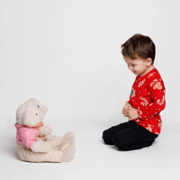 Plyšový medveď Maden Boy Typ 1 je ideálnym spoločníkom pre deti aj dospelých, ktorí hľadajú jemnosť a pohodlie. S výškou 45 cm a kombináciou smotanovej a ružovej farby sa stane neoddeliteľnou súčasťou každej detskej izby alebo obývačky. Tento roztomilý medvedík je vyrobený z kvalitnej bavlnenej…