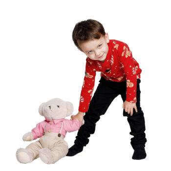 Plyšový medveď Maden Boy Typ 1 je ideálnym spoločníkom pre deti aj dospelých, ktorí hľadajú jemnosť a pohodlie. S výškou 45 cm a kombináciou smotanovej a ružovej farby sa stane neoddeliteľnou súčasťou každej detskej izby alebo obývačky. Tento roztomilý medvedík je vyrobený z kvalitnej bavlnenej…