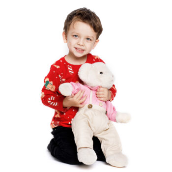 Plyšový medveď Maden Boy Typ 1 je ideálnym spoločníkom pre deti aj dospelých, ktorí hľadajú jemnosť a pohodlie. S výškou 45 cm a kombináciou smotanovej a ružovej farby sa stane neoddeliteľnou súčasťou každej detskej izby alebo obývačky. Tento roztomilý medvedík je vyrobený z kvalitnej bavlnenej…