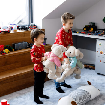 Plyšový medveď Maden Boy Typ 1 je ideálnym spoločníkom pre deti aj dospelých, ktorí hľadajú jemnosť a pohodlie. S výškou 45 cm a kombináciou smotanovej a ružovej farby sa stane neoddeliteľnou súčasťou každej detskej izby alebo obývačky. Tento roztomilý medvedík je vyrobený z kvalitnej bavlnenej…