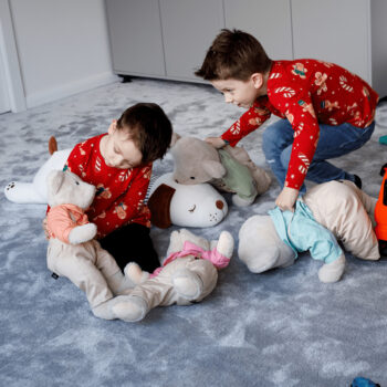 Plyšový medveď Maden Boy Typ 1 je ideálnym spoločníkom pre deti aj dospelých, ktorí hľadajú jemnosť a pohodlie. S výškou 45 cm a kombináciou smotanovej a ružovej farby sa stane neoddeliteľnou súčasťou každej detskej izby alebo obývačky. Tento roztomilý medvedík je vyrobený z kvalitnej bavlnenej…