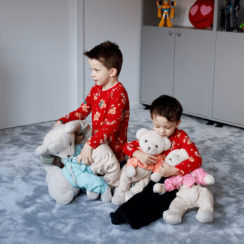 Plyšový medveď Maden Boy Typ 1 je ideálnym spoločníkom pre deti aj dospelých, ktorí hľadajú jemnosť a pohodlie. S výškou 45 cm a kombináciou smotanovej a ružovej farby sa stane neoddeliteľnou súčasťou každej detskej izby alebo obývačky. Tento roztomilý medvedík je vyrobený z kvalitnej bavlnenej…