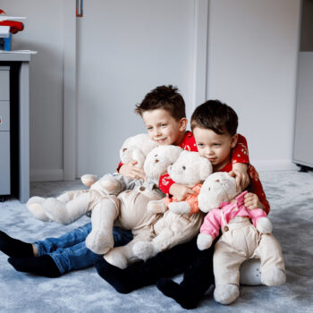 Predstavujeme vám plyšového medveďa Maden Boy Typ 2, ktorý je ideálnym spoločníkom pre deti aj dospelých. Tento roztomilý medvedík v smotanovo-modrej farbe je vyrobený z kvalitnej bavlny, čo zaručuje jeho jemnosť a príjemný dotyk. S výškou 65 cm sa stane výrazným prvkom každej…