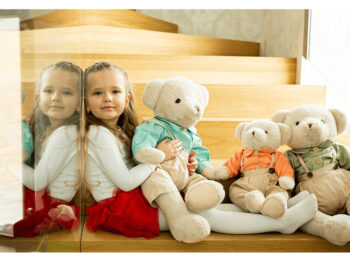 Predstavujeme vám plyšového medveďa Maden Boy Typ 2, ktorý je ideálnym spoločníkom pre deti aj dospelých. Tento roztomilý medvedík v smotanovo-modrej farbe je vyrobený z kvalitnej bavlny, čo zaručuje jeho jemnosť a príjemný dotyk. S výškou 65 cm sa stane výrazným prvkom každej…