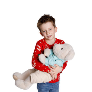 Predstavujeme vám plyšového medveďa Maden Boy Typ 2, ktorý je ideálnym spoločníkom pre deti aj dospelých. Tento roztomilý medvedík v smotanovo-modrej farbe je vyrobený z kvalitnej bavlny, čo zaručuje jeho jemnosť a príjemný dotyk. S výškou 65 cm sa stane výrazným prvkom každej…