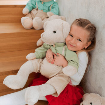 Predstavujeme vám plyšového medveďa Maden Boy Typ 2, ktorý je ideálnym spoločníkom pre deti aj dospelých. Tento roztomilý medvedík s výškou 65 cm je vyrobený z kvalitnej bavlnenej látky, ktorá je príjemná na dotyk a vhodná pre všetky vekové kategórie. Jeho smotanovo-zelené…