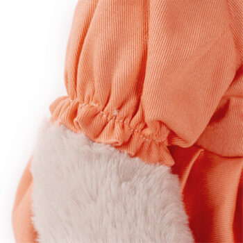 Plyšový medveď Maden Girl Typ 1 je ideálnym spoločníkom pre deti aj dospelých, ktorí hľadajú jemnosť a pohodlie. S výškou 45 cm a kombináciou smotanovej a oranžovej farby prináša tento medveď do vášho interiéru moderný vzhľad a svetlú atmosféru.