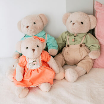 Plyšový medveď Maden Girl Typ 1 je ideálnym spoločníkom pre deti aj dospelých, ktorí hľadajú jemnosť a pohodlie. S výškou 45 cm a kombináciou smotanovej a oranžovej farby prináša tento medveď do vášho interiéru moderný vzhľad a svetlú atmosféru.