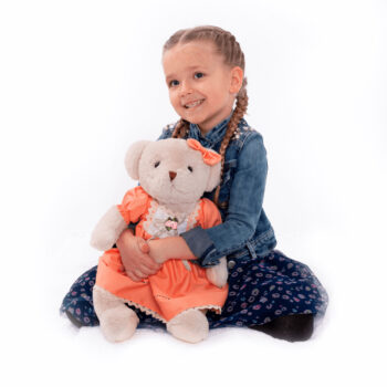 Plyšový medveď Maden Girl Typ 1 je ideálnym spoločníkom pre deti aj dospelých, ktorí hľadajú jemnosť a pohodlie. S výškou 45 cm a kombináciou smotanovej a oranžovej farby prináša tento medveď do vášho interiéru moderný vzhľad a svetlú atmosféru.