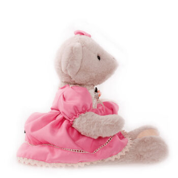 Plyšový medveď Maden Girl Typ 1 je ideálnym spoločníkom pre deti aj dospelých, ktorí milujú mäkké a príjemné hračky. Tento roztomilý medvedík v smotanovo-ružovej farbe je vyrobený z kvalitnej bavlny, čo zaručuje jeho jemnosť a odolnosť. S výškou 45 cm sa stane výrazným doplnkom každej detskej…