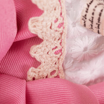 Plyšový medveď Maden Girl Typ 1 je ideálnym spoločníkom pre deti aj dospelých, ktorí milujú mäkké a príjemné hračky. Tento roztomilý medvedík v smotanovo-ružovej farbe je vyrobený z kvalitnej bavlny, čo zaručuje jeho jemnosť a odolnosť. S výškou 45 cm sa stane výrazným doplnkom každej detskej…