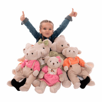 Plyšový medveď Maden Girl Typ 1 je ideálnym spoločníkom pre deti aj dospelých, ktorí milujú mäkké a príjemné hračky. Tento roztomilý medvedík v smotanovo-ružovej farbe je vyrobený z kvalitnej bavlny, čo zaručuje jeho jemnosť a odolnosť. S výškou 45 cm sa stane výrazným doplnkom každej detskej…