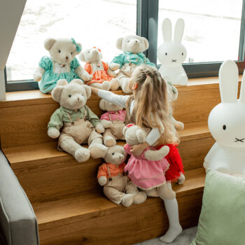 Predstavujeme vám roztomilého plyšového medveďa Maden Girl Typ 2, ktorý je ideálnym spoločníkom pre deti aj dospelých. Tento medvedík s výškou 65 cm je vyrobený z kvalitnej bavlnenej látky, ktorá je príjemná na dotyk a zaručuje dlhú životnosť hračky. Jeho smotanovo-zelené…