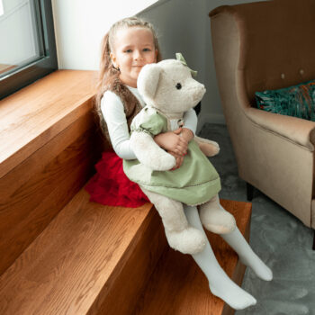 Predstavujeme vám roztomilého plyšového medveďa Maden Girl Typ 2, ktorý je ideálnym spoločníkom pre deti aj dospelých. Tento medvedík s výškou 65 cm je vyrobený z kvalitnej bavlnenej látky, ktorá je príjemná na dotyk a zaručuje dlhú životnosť hračky. Jeho smotanovo-zelené…