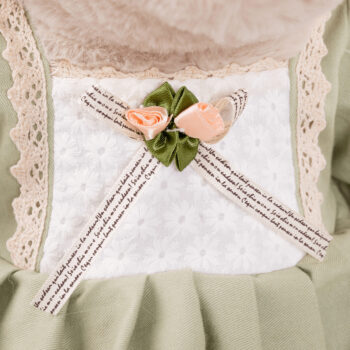 Predstavujeme vám roztomilého plyšového medveďa Maden Girl Typ 2, ktorý je ideálnym spoločníkom pre deti aj dospelých. Tento medvedík s výškou 65 cm je vyrobený z kvalitnej bavlnenej látky, ktorá je príjemná na dotyk a zaručuje dlhú životnosť hračky. Jeho smotanovo-zelené…