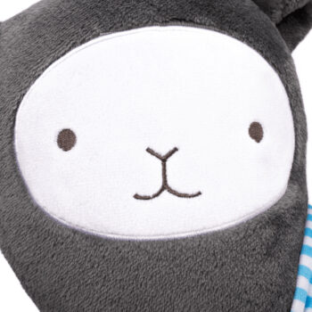 Plyšová ovečka Maggie s výškou 47 cm je ideálnym spoločníkom pre deti aj dospelých, ktorí si chcú pridať kúsok útulnosti do svojho interiéru. Táto roztomilá hračka v modernom sivom prevedení je vyrobená z kvalitného polyesteru, čo zaručuje jej jemnosť a príjemný dotyk.