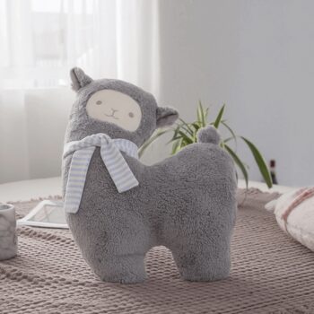 Plyšová ovečka Maggie s výškou 47 cm je ideálnym spoločníkom pre deti aj dospelých, ktorí si chcú pridať kúsok útulnosti do svojho interiéru. Táto roztomilá hračka v modernom sivom prevedení je vyrobená z kvalitného polyesteru, čo zaručuje jej jemnosť a príjemný dotyk.