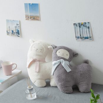 Plyšová ovečka Maggie s výškou 47 cm je ideálnym spoločníkom pre deti aj dospelých, ktorí si chcú pridať kúsok útulnosti do svojho interiéru. Táto roztomilá hračka v modernom sivom prevedení je vyrobená z kvalitného polyesteru, čo zaručuje jej jemnosť a príjemný dotyk.