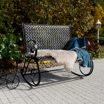 Predstavujeme vám záhradnú hojdaciu lavičku Magina v elegantnej čiernej farbe, ktorá sa stane skvelým doplnkom vašej záhrady. Táto moderná lavička je navrhnutá tak, aby poskytovala pohodlie a štýl pre dvoch ľudí. S rozmermi 120 cm na šírku, 60 cm na hĺbku a 95 cm na výšku ponúka…