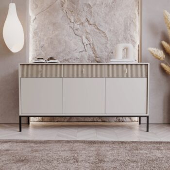 Trojdverová komoda so zásuvkami Magira 3D3S MA03 v elegantnom farebnom prevedení kašmír a čierna je ideálnym riešením pre moderné interiéry. Táto komoda ponúka praktické úložné priestory, ktoré sú rozdelené do troch dvierok a troch zásuviek, čo umožňuje efektívne usporiadanie…
