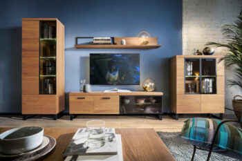 Široká komoda MAGNOLIA je kombináciou elegantnosti a funkčnosti. Precízne spracovanie je zárukou trvácnosti a štýlového dizajnu.Vonkajší korpus je vyrobený z prírodnej dubovej dýhy. Vnútorný korpus je z kvalitných LTD dosiek, ktoré sú potiahnuté fóliou v dekore dreva. Predná časť nábytku je z masívu dubového dreva. Úchyty a nožičky sú vyrobené z kovu, v čiernej farbe. Nábytok je vo farbe: dub rustikal, čierna.Komoda je trojdverová. Vo vnútri sa nachádzajú tri police.Rozmery(š,v,h): 150 x 88 x 42 cm.V našej ponuke nájdete aj ďalšie prvky zo sektoru MAGNOLIA, vďaka ktorým si vytvoríte obývačku či jedáleň podľa vašich predstáv a prianí.Dodávame v demontovanom stave. 