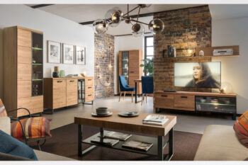 Široká komoda MAGNOLIA je kombináciou elegantnosti a funkčnosti. Precízne spracovanie je zárukou trvácnosti a štýlového dizajnu.Vonkajší korpus je vyrobený z prírodnej dubovej dýhy. Vnútorný korpus je z kvalitných LTD dosiek, ktoré sú potiahnuté fóliou v dekore dreva. Predná časť nábytku je z masívu dubového dreva. Úchyty a nožičky sú vyrobené z kovu, v čiernej farbe. Nábytok je vo farbe: dub rustikal, čierna.Komoda je trojdverová. Vo vnútri sa nachádzajú tri police.Rozmery(š,v,h): 150 x 88 x 42 cm.V našej ponuke nájdete aj ďalšie prvky zo sektoru MAGNOLIA, vďaka ktorým si vytvoríte obývačku či jedáleň podľa vašich predstáv a prianí.Dodávame v demontovanom stave. 