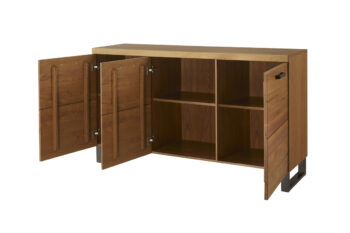 Široká komoda MAGNOLIA je kombináciou elegantnosti a funkčnosti. Precízne spracovanie je zárukou trvácnosti a štýlového dizajnu.Vonkajší korpus je vyrobený z prírodnej dubovej dýhy. Vnútorný korpus je z kvalitných LTD dosiek, ktoré sú potiahnuté fóliou v dekore dreva. Predná časť nábytku je z masívu dubového dreva. Úchyty a nožičky sú vyrobené z kovu, v čiernej farbe. Nábytok je vo farbe: dub rustikal, čierna.Komoda je trojdverová. Vo vnútri sa nachádzajú tri police.Rozmery(š,v,h): 150 x 88 x 42 cm.V našej ponuke nájdete aj ďalšie prvky zo sektoru MAGNOLIA, vďaka ktorým si vytvoríte obývačku či jedáleň podľa vašich predstáv a prianí.Dodávame v demontovanom stave. 