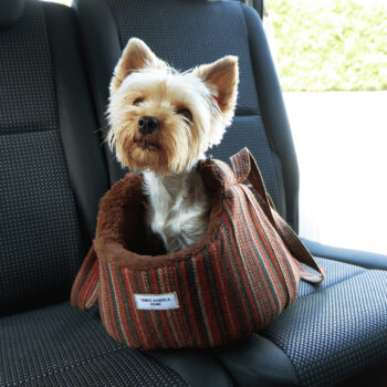 Taška pre psa Manik Typ 1 je ideálnym riešením pre všetkých majiteľov domácich miláčikov, ktorí hľadajú praktický a štýlový spôsob, ako prenášať svojho psa. S rozmermi 40x30x30 cm ponúka dostatok priestoru pre pohodlné cestovanie vášho štvornohého priateľa. Táto taška je vyrobená z kvalitného…