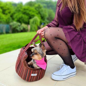 Taška pre psa Manik Typ 1 je ideálnym riešením pre všetkých majiteľov domácich miláčikov, ktorí hľadajú praktický a štýlový spôsob, ako prenášať svojho psa. S rozmermi 40x30x30 cm ponúka dostatok priestoru pre pohodlné cestovanie vášho štvornohého priateľa. Táto taška je vyrobená z kvalitného…