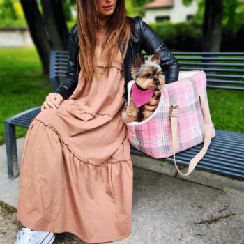 Predstavujeme vám štýlovú a praktickú tašku pre psa Manik Typ 3 v rozmeroch 45x28x33 cm, ktorá je ideálnym riešením pre všetkých milovníkov domácich zvierat. Táto taška v ružovej farbe s moderným vzorom je navrhnutá tak, aby poskytovala maximálne pohodlie a bezpečnosť vášmu štvornohému…