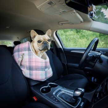 Predstavujeme vám štýlovú a praktickú tašku pre psa Manik Typ 3 v rozmeroch 45x28x33 cm, ktorá je ideálnym riešením pre všetkých milovníkov domácich zvierat. Táto taška v ružovej farbe s moderným vzorom je navrhnutá tak, aby poskytovala maximálne pohodlie a bezpečnosť vášmu štvornohému…