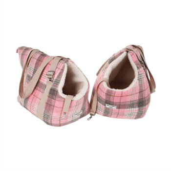 Predstavujeme vám štýlovú a praktickú tašku pre psa Manik Typ 3 v rozmeroch 45x28x33 cm, ktorá je ideálnym riešením pre všetkých milovníkov domácich zvierat. Táto taška v ružovej farbe s moderným vzorom je navrhnutá tak, aby poskytovala maximálne pohodlie a bezpečnosť vášmu štvornohému…