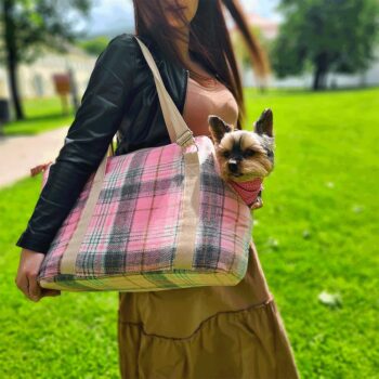 Predstavujeme vám štýlovú a praktickú tašku pre psa Manik Typ 3 v rozmeroch 45x28x33 cm, ktorá je ideálnym riešením pre všetkých milovníkov domácich zvierat. Táto taška v ružovej farbe s moderným vzorom je navrhnutá tak, aby poskytovala maximálne pohodlie a bezpečnosť vášmu štvornohému…